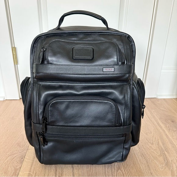 🆕Tumi Alpha 2 Leather Business Class Brief Pack 🆕Tumi Alpha 2 Leather Business Class Brief Pack